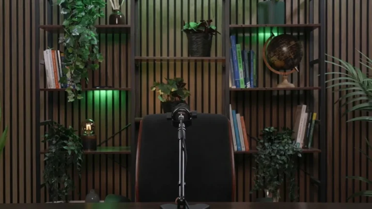 Allestimento per intervista singola con libreria, piante e luce verde nello studio Podbox