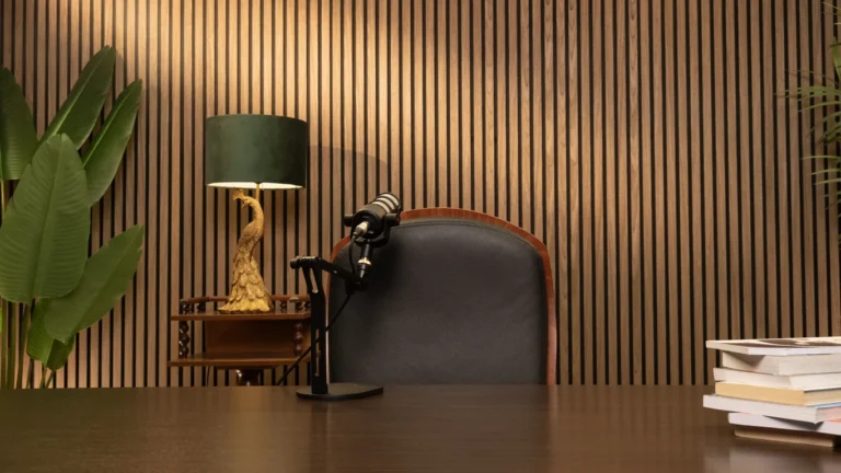 Allestimento scrivania con lampada, libri e microfono nello studio Podbox