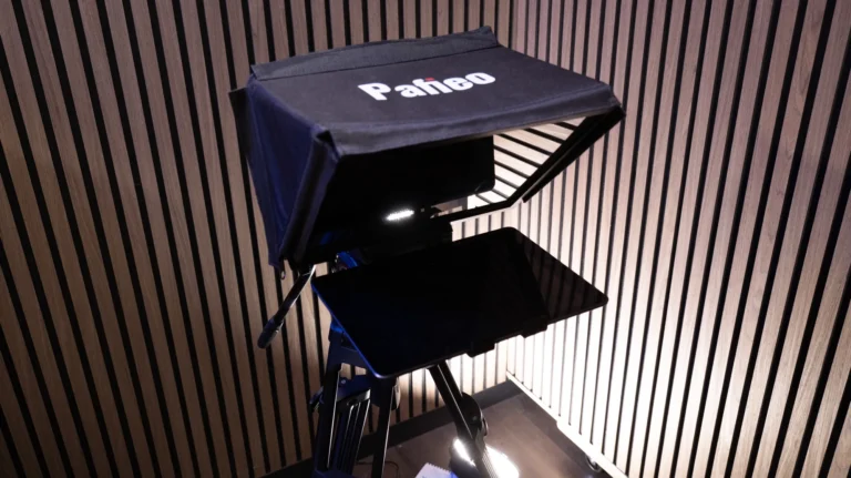 Gobbo elettronico (teleprompter) dello studio Podbox montato su treppiede, con tablet e paraluce