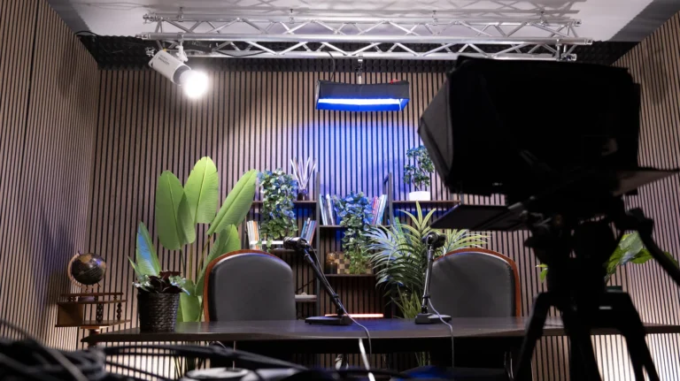 Set luci dello studio Podbox: americana a soffitto con faretto e pannello LED sopra il tavolo con i microfoni